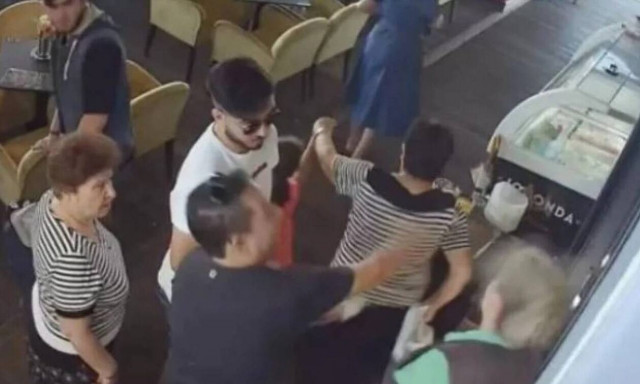 Εικόνες-ντροπή στην Καβάλα: Χαστούκισε εργαζόμενη σε καφετέρια γιατί άργησε ο καφές του