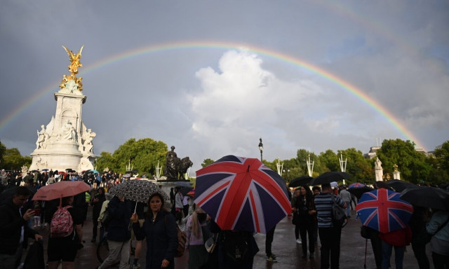 Live - Μπάκιγχαμ: Τη βασίλισσά τους θρηνούν εκατοντάδες Λονδρέζοι