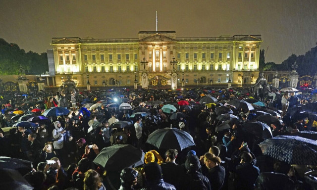 Πέθανε η βασίλισσα Ελισάβετ - Live Blog: Οι Βρετανοί πενθούν - Χιλιάδες κόσμου έξω από το Μπάκιγχαμ