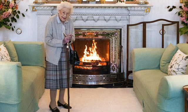 Βασίλισσα Eλισάβετ: Yπό ιατρική παρακολούθηση - Στο πλευρό της η βασιλική οικογένεια