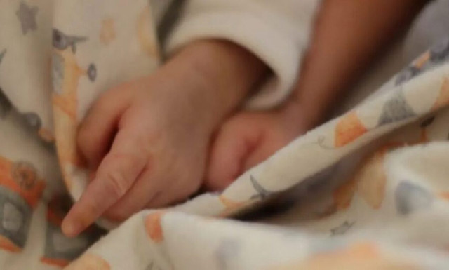 Γυναίκα γέννησε δίδυμα, αλλά ήταν από διαφορετικό πατέρα