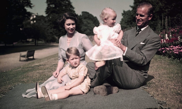 Ελισάβετ: Οι σημαντικότερες πτυχές της ζωής της μακροβιότερης Βασίλισσας (video)