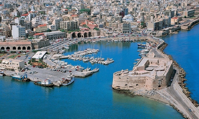 Νταηλίκι στο Ηράκλειο: Έπεσε με το αμάξι του πάνω σε 18χρονο επειδή του έκανε παρατήρηση