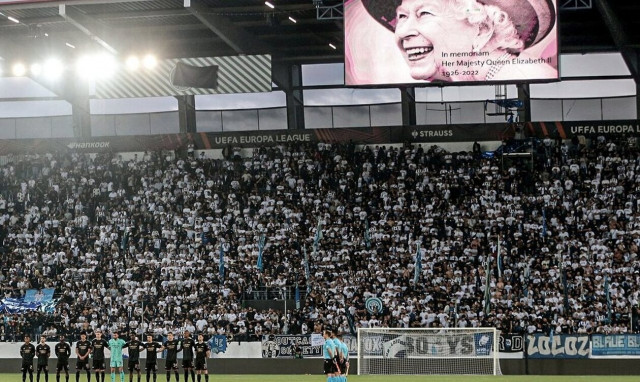 Βασίλισσα Ελισάβετ: Αναβάλλονται οι αγώνες της Premier League - Με μαύρα περιβραχιόνια η Γιουνάιτεντ