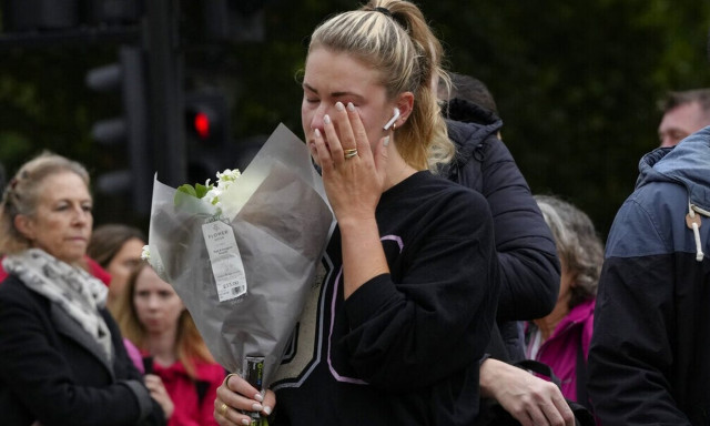 Η Βρετανία αποχαιρετάει την Ελισάβετ και υποδέχεται τον Κάρολο - Οι κανονιοβολισμοί και το διάγγελμα