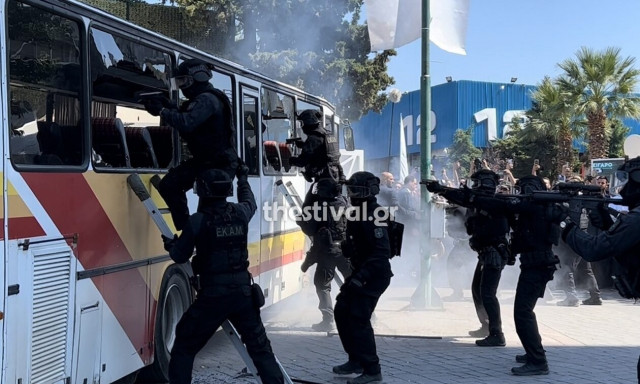 ΔΕΘ: H εντυπωσιακή επίδειξη των «σκληρών» της ΕΛΑΣ - Λεωροφοροπειρατεία και κρότου λάμψης (vid)