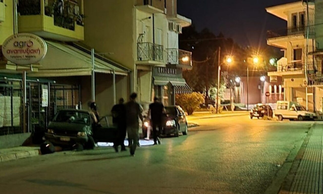Τρίκαλα: Τρελή πορεία αυτοκινήτου - Καρφώθηκε πάνω σε κατάστημα