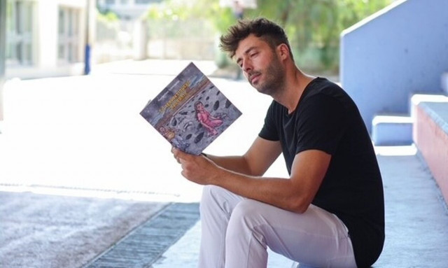 Κώστας Χριστόπουλος: Ο εκπαιδευτικός που πολέμα την ενδοσχολική βία με την… πένα του