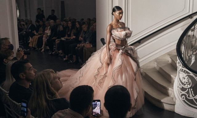 Εβδομάδα Μόδας της Νέας Υόρκης: Έναρξη με Κρίστιαν Σιριάνο στο πρώην αρχοντικό της Ελίζαμπεθ Τέιλορ