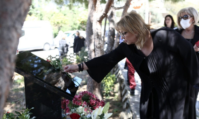 Ξεσπάει η σύζυγός του Καραϊβάζ: Μαθαίνω ότι η υπόθεση μπήκε στο αρχείο - Η απάντηση του Υπουργείου