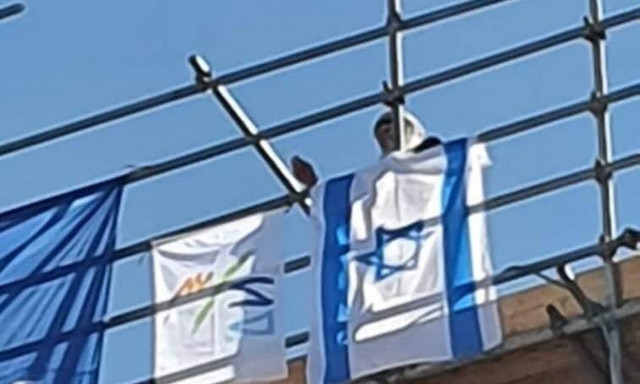 Άνδρας σκαρφάλωσε στον Παρθενώνα και απειλεί να πέσει - Έχει κρεμάσει σημαίες Ισραήλ - Ελλάδας - ΝΔ