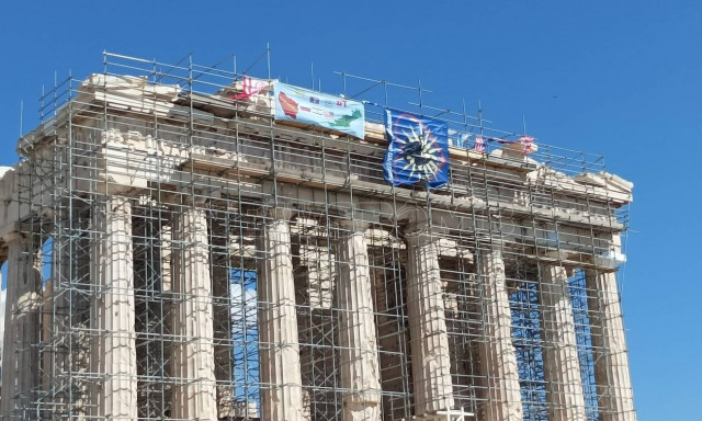 Άνδρας σκαρφάλωσε στον Παρθενώνα και ανάρτησε σημαίες - Απαιτούσε να δει τον πρωθυπουργό