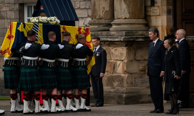 Βασίλισσα Ελισάβετ: Στο παλάτι του Χόλιρουντχαουζ στο Εδιμβούργο η σορός της