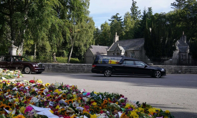 Βασίλισσα Ελισάβετ: Το φέρετρό της ξεκίνησε το ταξίδι του για το παλάτι του Μπάκιγχαμ