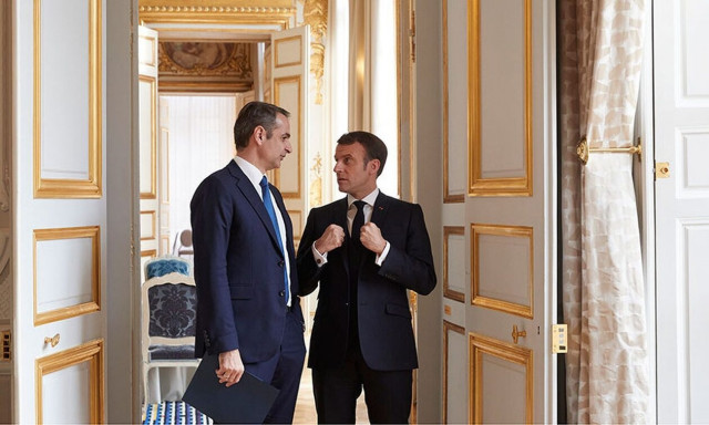PM Mitsotakis to meet Macron in Paris on Monday