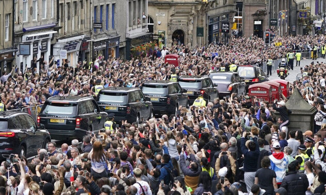 Συγκίνηση στο τελευταίο «ταξίδι»της βασίλισσας Ελισάβετ - Πλήθος κόσμου για το τελευταίο αντίο