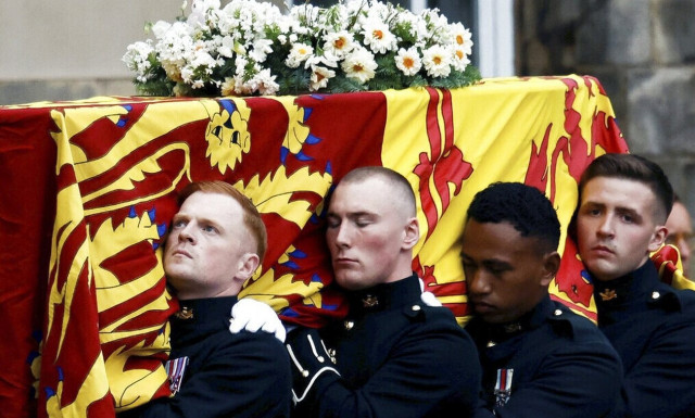 Σκωτία: Το λαΐκό προσκύνημα για την Ελισάβετ - Για πρώτη φορά στη βουλή ως βασιλιάς ο Κάρολος