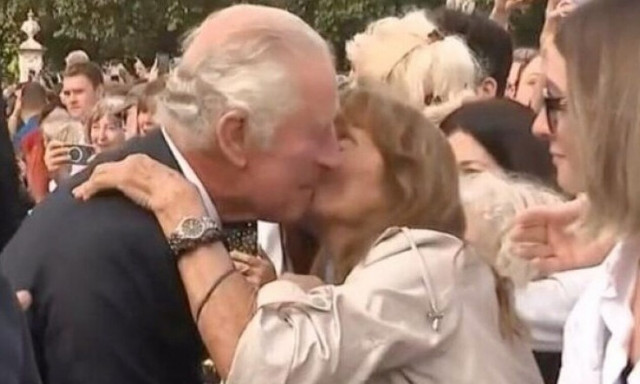 Κύπρια «όρμησε» στον βασιλιά Κάρολο για να τον φιλήσει: «Έπρεπε να το κάνω» (vid)