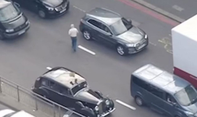 Βασιλιάς Κάρολος: Τρόμος με θαυμαστή του – Παραλίγο να σκοτωθεί για να τον δει από κοντά