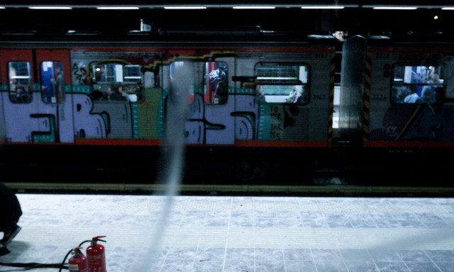 Γυναίκα έπεσε στις ράγες του ΗΣΑΠ Ηρακλείου - Ανασύρθηκε χωρίς τις αισθήσεις της