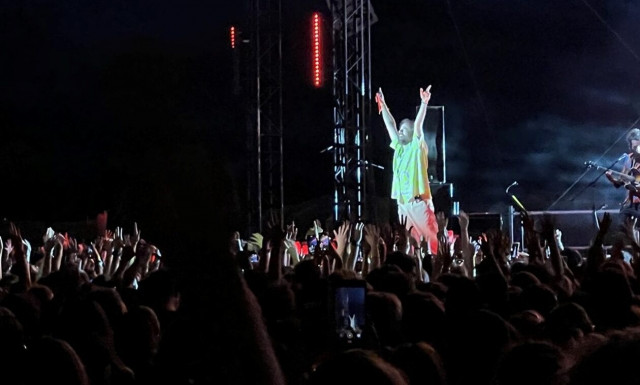 Βουτιές, χορός και τραγούδι πάνω στην άμμο στο beach party του Κωστή Μαραβέγια