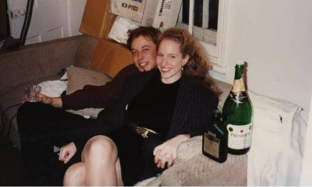 O Έλον Μασκ σε μία απο τις αναμνηστικές φωτογραφίες που βγαίνουν στο σφυρί