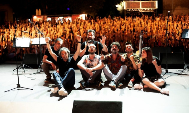 Έλλειψη στα καπνογόνα μετά τις συναυλίες του Θανάση ή πώς τα πέρασε ο Σπύρος Γραμμένος στο live του