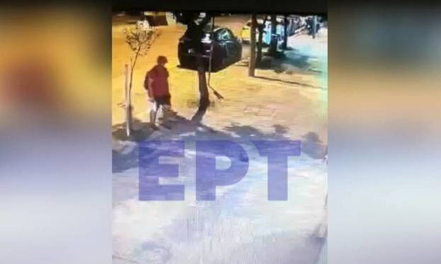 Κτηνωδία στη Θεσσαλονίκη: Άνδρας πατάει και σκοτώνει γατάκι - Το βίντεο που προκαλεί οργή