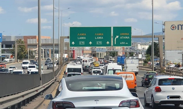 Κίνηση τώρα: Σύγκρουση τριών οχημάτων στον Κηφισό - Ουρές χιλιομέτρων