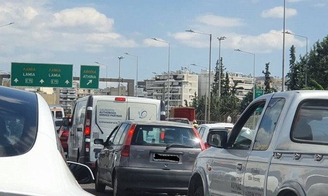 Σοβαρό τροχαίο με τρία οχήματα στον Κηφισό - Απεγκλωβίστηκαν δύο άτομα