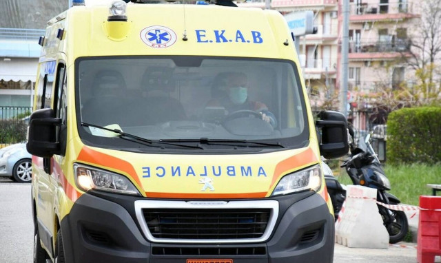 Τροχαίο στο Αγρίνιο: Έσπρωχναν το ασθενοφόρο για να πάρει μπροστά!