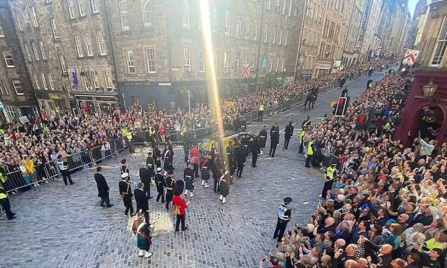 Βασίλισσα Ελισάβετ: Δέσμη φωτός πέφτει στο φέρετρό της κατά την μεταφορά του στο ναό St. Giles