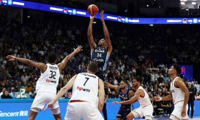 Ελλάδα – Γερμανία: Η αρχηγική ομιλία του Γιάννη και το «γαλανόλευκο» ξέσπασμα