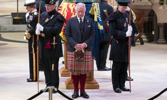 Βασίλισσα Ελισάβετ: Ο ιδιωτικός θρήνος του Καρόλου – Για τελευταία φορά με τη μητέρα του στο παλάτι