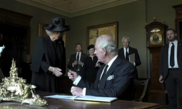 Βασιλιάς Κάρολος: Έξαλλος με το στυλό που υπέγραφε και έσταζε μελάνι