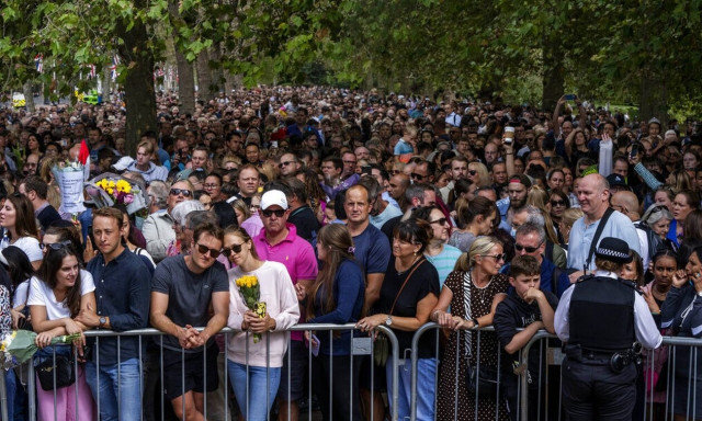 Κηδεία Ελισάβετ: Ο «πονοκέφαλος» της ασφάλειας, οι ουρές χιλιομέτρων και η «μάχη» των ξενοδοχείων