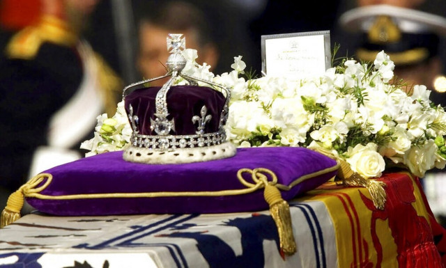Βασίλισσα Ελισάβετ: Η στιγμή που τοποθετήθηκε στο φέρετρο της το Στέμμα της Σκωτίας (pics-vid)