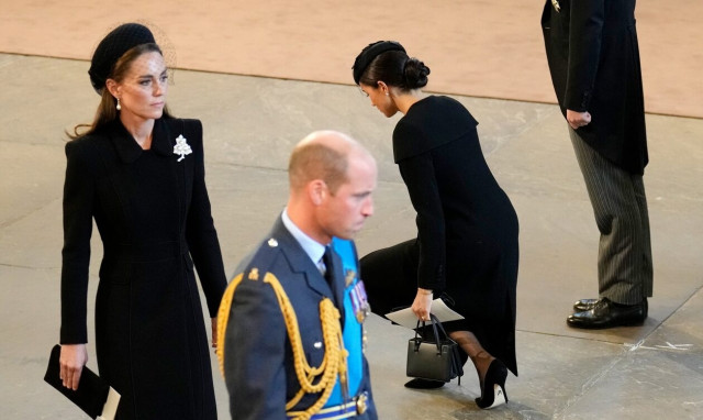 Βασίλισσα Ελισάβετ: Η βαθιά υπόκλιση της Μέγκαν Μαρκλ μπροστά στο φέρετρο της Ελισάβετ