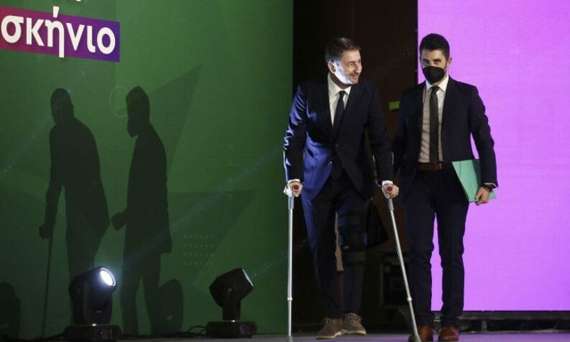 Με πατερίτσες στο βήμα της ΔΕΘ ο Νίκος Ανδρουλάκης