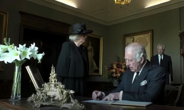 Ο βασιλιάς Κάρολος υπογράφει το βιβλίο επισκεπτών