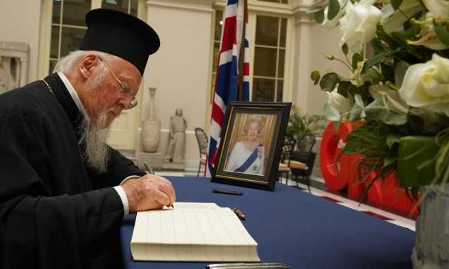 O Πατριάρχης υπέγραψε στο βιβλίο συλλυπητηρίων για την Ελισάβετ στο Προξενείο του ΗΒ στην Πόλη