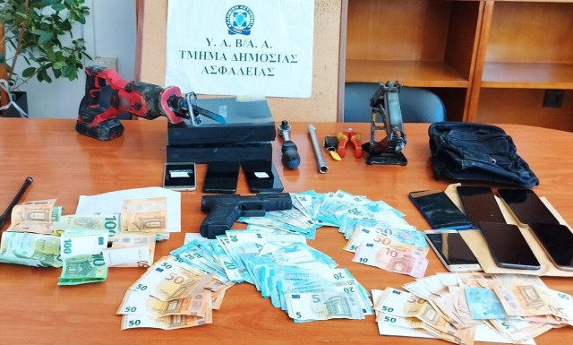 Βίντεο ντοκουμέντο: Η έφοδος πάνοπλων αστυνομικών σε σπίτι για τη «συμμορία με τους καταλύτες»