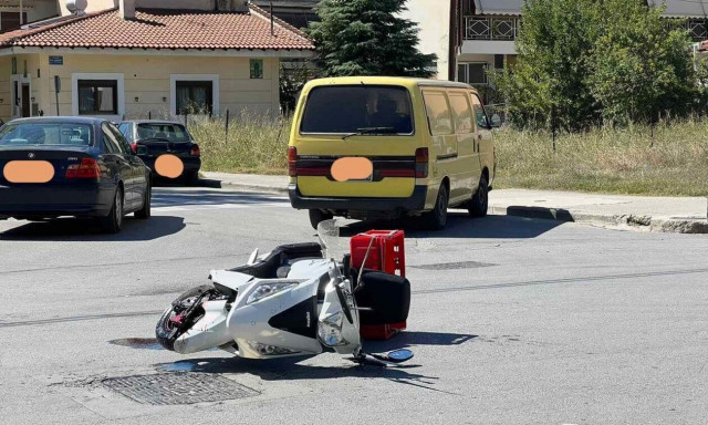 Φορτηγάκι συγκρούστηκε με μηχανάκι στη Λάρισα – Τραυματίας στο νοσοκομείο 29χρονος