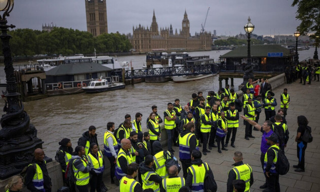 Βασίλισσα Ελισάβετ: Στο κοινοβούλιο σήμερα η σορός της - Η συγκινητική πομπή και τα δρακόντεια μέτρα