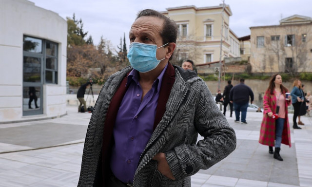 Χαμός στη δίκη Φιλιππίδη: Έξαλλος ο Μπιμπίλας πέταξε... λαχεία προς τη δικηγόρο του ηθοποιού