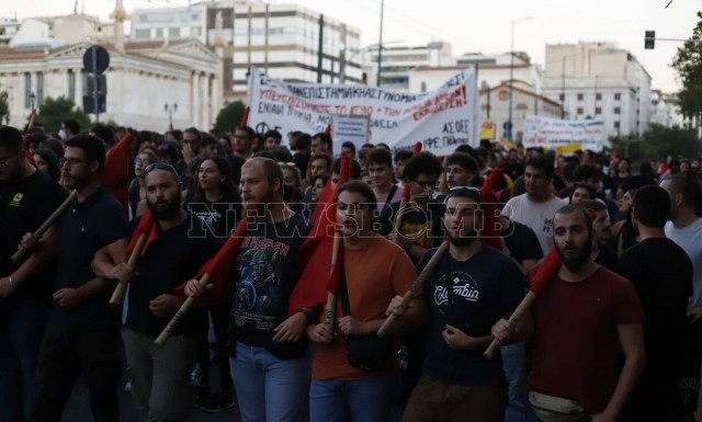 Νέο φοιτητικό συλλαλητήριο στα Προπύλαια κατά της πανεπιστημιακής αστυνομίας - Έπεσαν χημικά