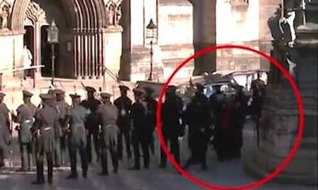 Βασίλισσα Ελισάβετ: Μέλος της βασιλικής φρουράς κατέρρευσε ενώ συνόδευε το φέρετρο (pics-vid)
