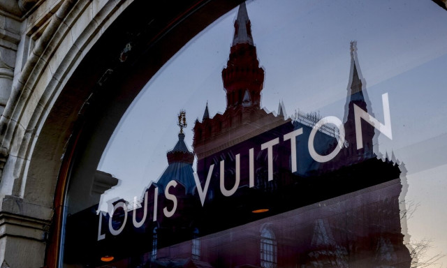 Ο όμιλος της Louis Vuitton θα κλείσει τα φώτα στα καταστήματά της το βράδυ, ξεκινώντας από τη Γαλλία
