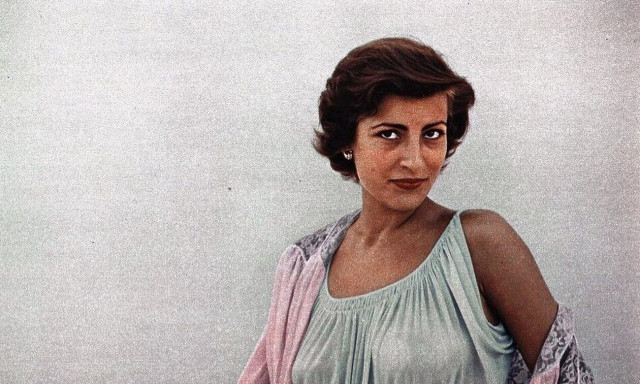 Ιστορικό στιγμιότυπο:Η Ειρήνη Παπά υποκλίνεται μπροστά στη Βασίλισσα Ελισάβετ