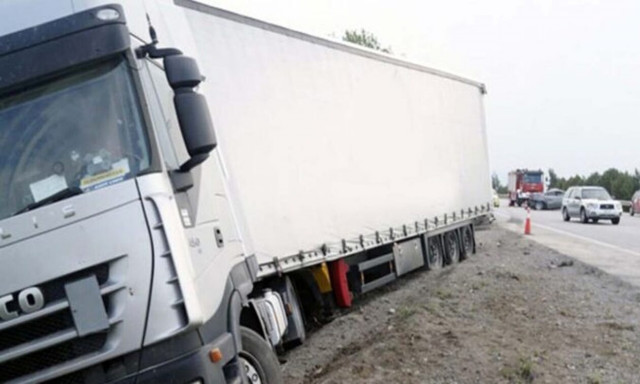 Λάρισα: Εκτροπή φορτηγού στην παλιά Εθνική Οδό Λάρισας-Αθηνών – Στο νοσοκομείο ο οδηγός